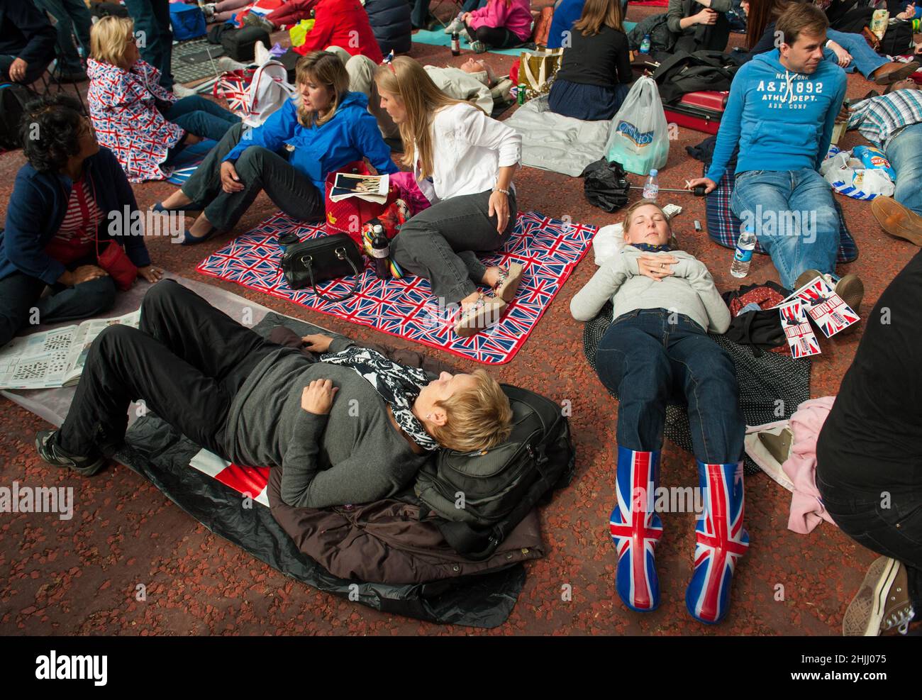 File Photo vom 4/6/2012 von Zuschauern, die auf den Beginn des Diamond Jubilee Konzerts im Buckingham Palace im Zentrum von London warten. Ausgabedatum: Sonntag, 30. Januar 2022. Stockfoto