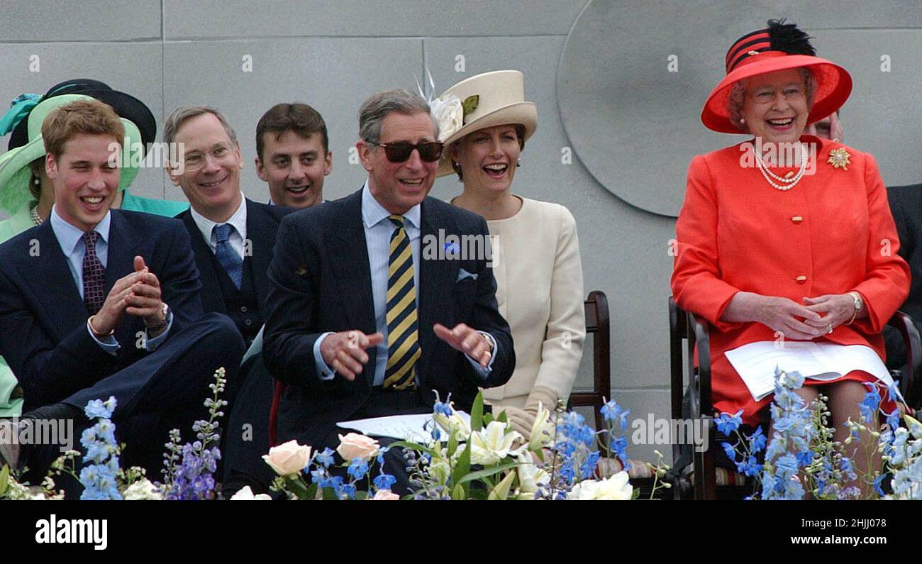 Datei-Foto vom 4/6/2002 von Königin Elizabeth II, der Gräfin von Wessex, dem Prince of Wales und Prinz William, der während der Golden Jubilee Parade entlang der Mall lacht. Ausgabedatum: Sonntag, 30. Januar 2022. Stockfoto