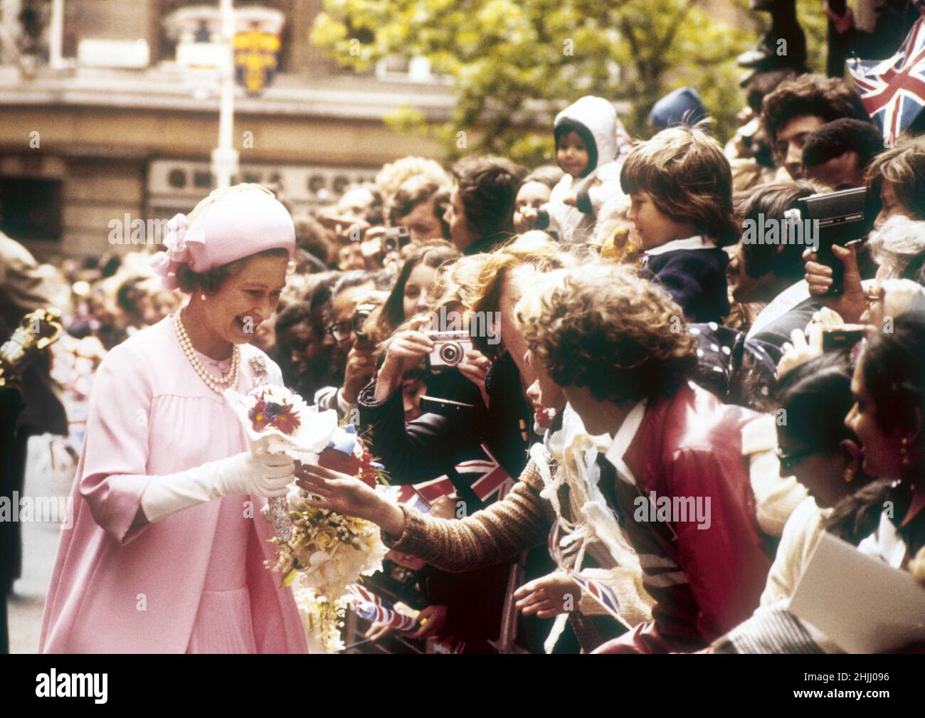 Aktenfoto vom 7/6/1977 von Königin Elizabeth II., die nach dem Thanksgiving-Gottesdienst zum Silberjubiläum in der St. Paul's Cathedral einen schicken Blumenstrauß von einem Wohlbegeher während ihres „Walks“ in der City of London annahm. Ausgabedatum: Sonntag, 30. Januar 2022. Stockfoto