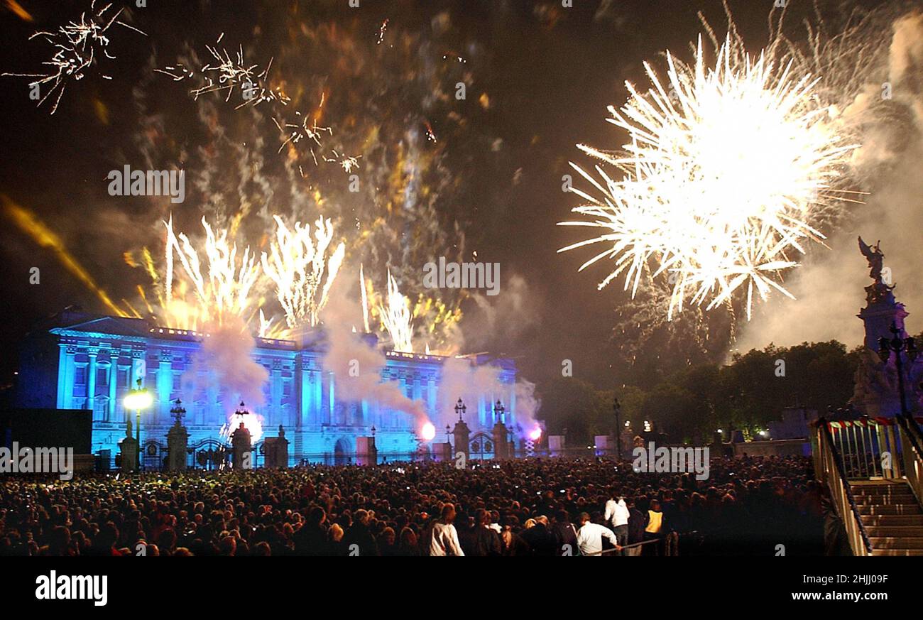 Datei-Foto vom 3/6/2002 von einem Feuerwerk, das über dem Buckingham Palace in London platzte, nachdem Königin Elizabeth II. Zum Gedenken an ihr goldenes Jubiläum ein Leuchtfeuer angezündet hatte. Ausgabedatum: Sonntag, 30. Januar 2022. Stockfoto