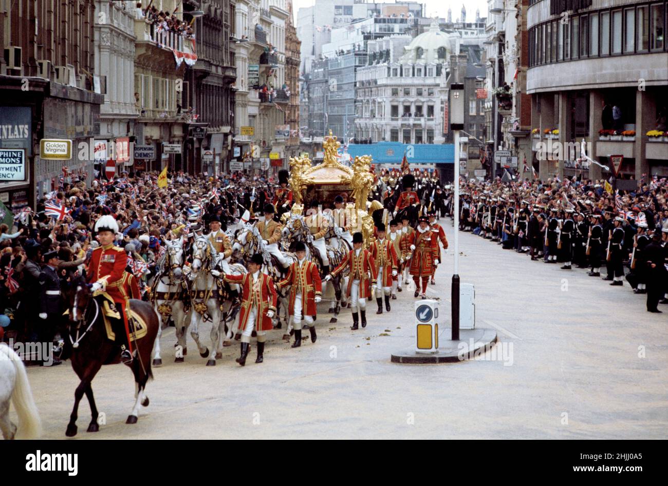 File photo dated 7/6/1977 of the Golden State Coach with Queen Elizabeth II and Duke of Edinburgh travelling up Ludgate Hill after leaving Buckingham Palace to travel St Paul's Cathedral to attend a special Service of thanksgiving for the Silver Jubilee. Ausgabedatum: Sonntag, 30. Januar 2022. Stockfoto