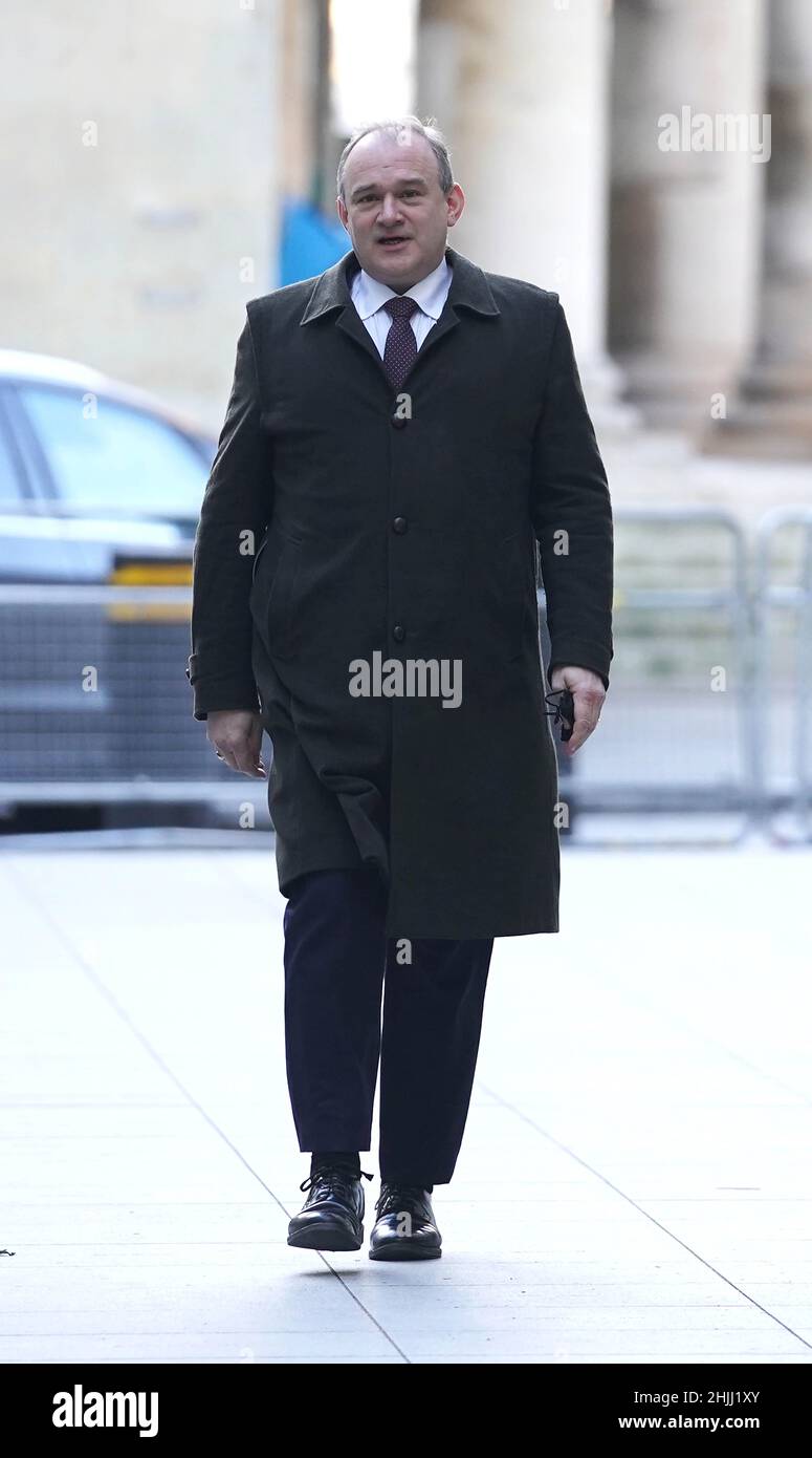 Der Führer der Liberaldemokraten, Sir Edward Davey, kommt am Sonntagmorgen im BBC Broadcasting House in London an, um im BBC One-Programm für aktuelle Angelegenheiten zu erscheinen. Bilddatum: Sonntag, 30. Januar 2022. Stockfoto
