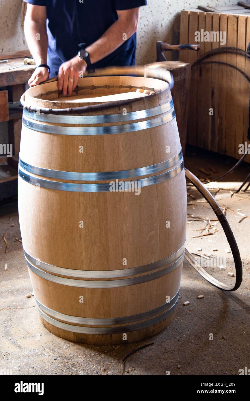 Ein Weinfass-Hersteller, der ein Eichenfass zusammenstellt Stockfotografie  - Alamy