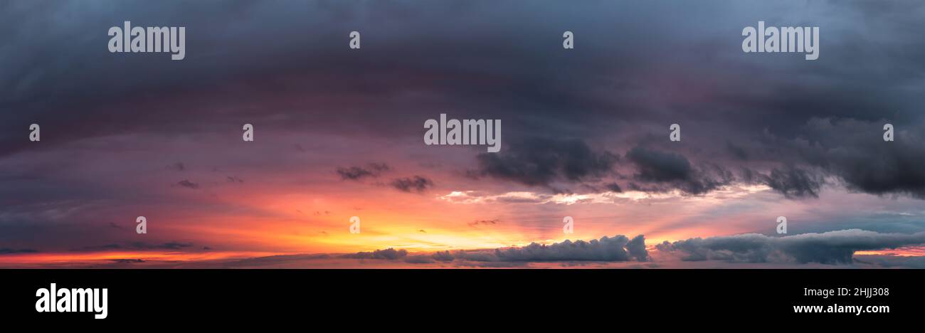 Bunte bewölkter Himmel bei Sonnenuntergang. Gradient Farbe. Sky-Textur, abstrakte Natur Hintergrund Stockfoto