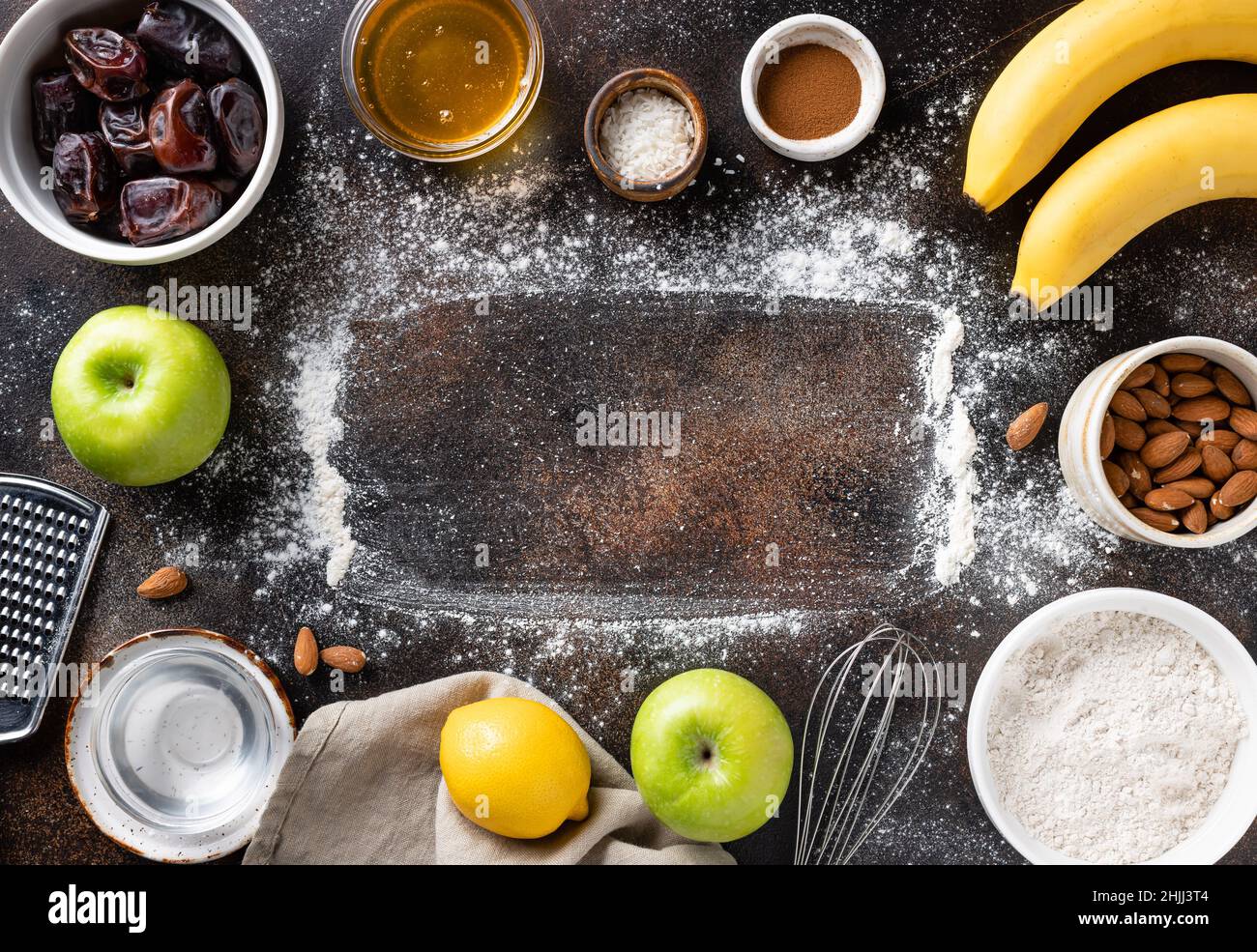 Flache Lay-Komposition mit Zutaten für veganes Backen auf dunklem Hintergrund Stockfoto