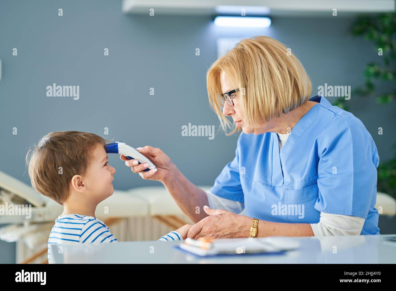 Untertemperatur Kind Wann Zum Arzt www.alamy.de