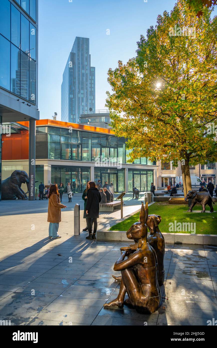 Blick auf den Bishops Square an sonnigen Herbsttagen, London, England, Großbritannien, Europa Stockfoto