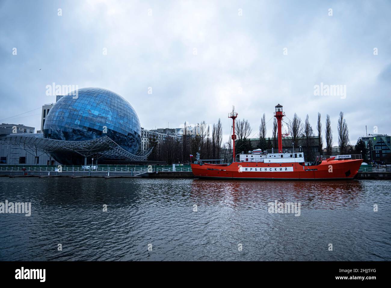 KÖNIGSBERG, RUSSLAND - 15. Dezember 2021: Museum des Weltozeans in Königsberg. Das Gebäude ist in Form einer Glaskugel. Schiffe - Exponate der Th Stockfoto