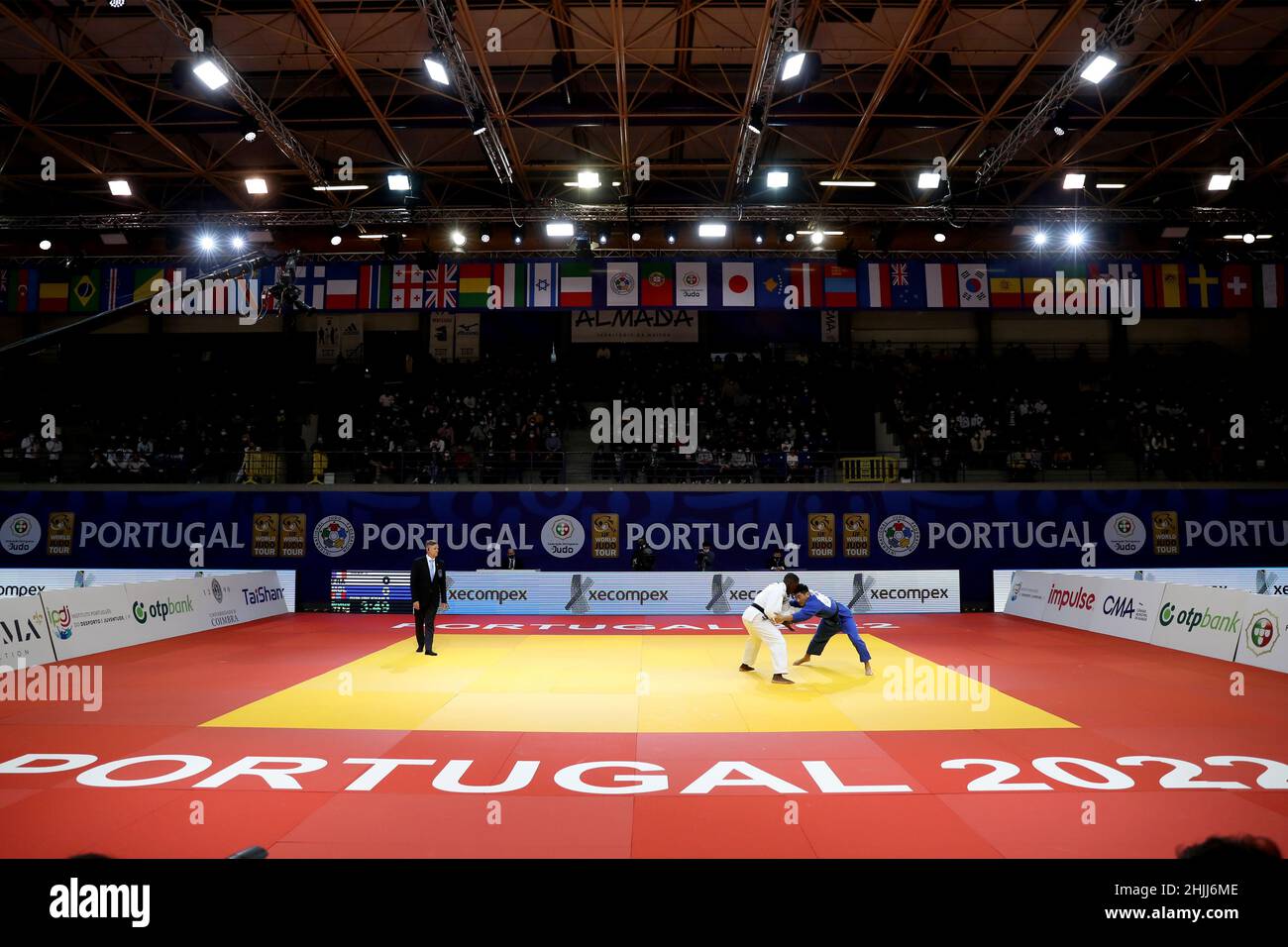 Almada, Portugal. 29th Januar 2022. SOD-Erdene Gunjinlkham aus der Mongolei (blau) tritt am 29. Januar 2022 beim Judo Portugal Grand Prix 2022 im Municipal Sports Complex in Almada, Portugal, gegen den Franzosen Joan-Benjamin Gaba (weiß) in der Bronzemedaille der Männer mit weniger als 73 kg Gewicht an. (Bild: © Pedro Fiuza/ZUMA Press Wire) Stockfoto