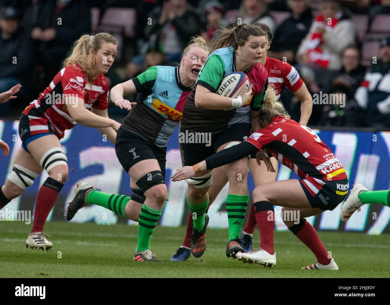 TWICKENHAM - ENGLAND 29 JAN 22: Lucy Parker aus Gloucester tackt Sarah Becket aus Harlekinen während des Allianz Premier 15s Match zwischen Harlekins Women Stockfoto