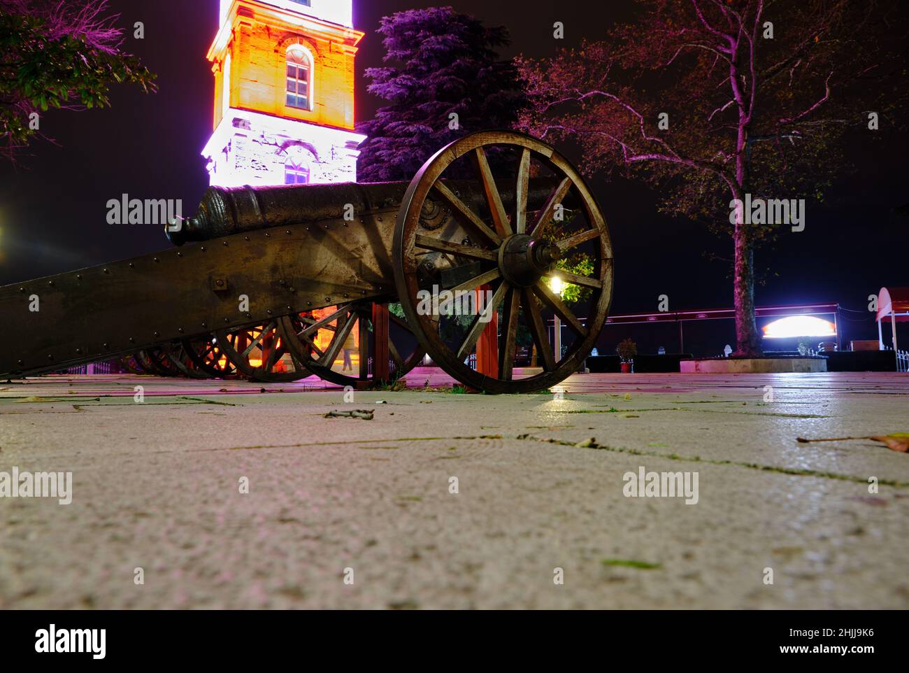Nachtfoto am Bursa, Tophane-Platz, altes gun-Low-Angle-Foto des beleuchteten Uhrturms. Stockfoto