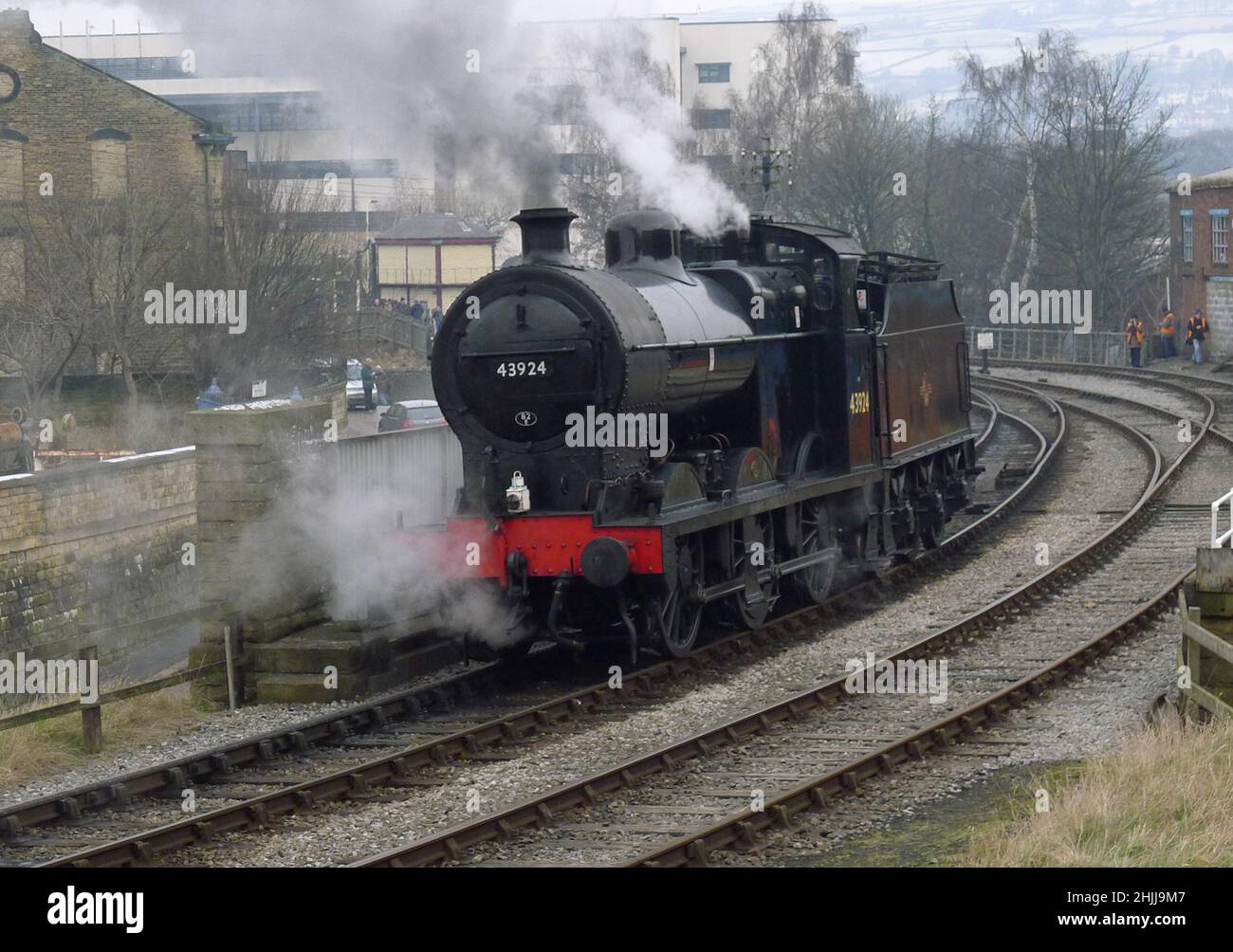 Midland Railway 4F 43924 0-6-0 die erste Lokomotive, um Woodham Bros Barry Scrapyard hier in Keighley zu verlassen und auf den nächsten Zug zu warten. Stockfoto