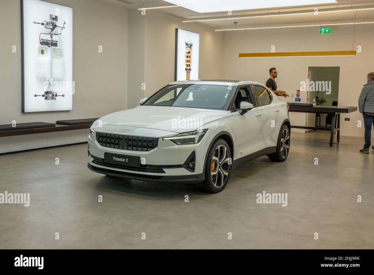Ein fortschrittliches Elektroauto der Polestar 2 im Polestar-Outlet in Westfield London, Shepherds Bush, London, Großbritannien Stockfoto