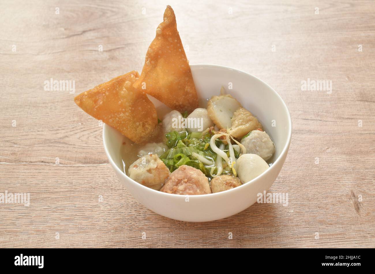 Gekochter Hakka-Fleischball aus Schweinekotelett, gebratener Tofu mit ...