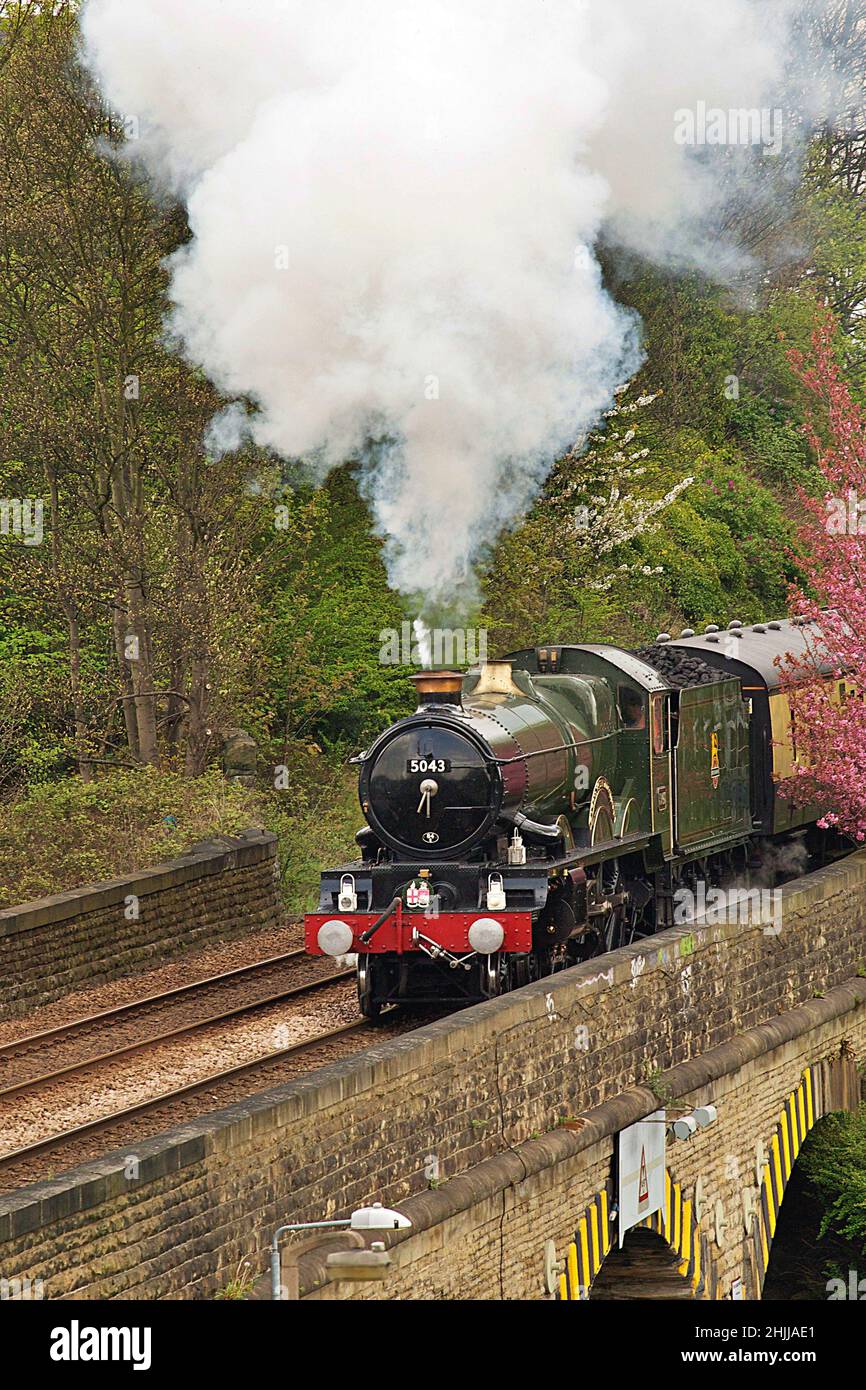 Ehemalige GWR Castle Class 4-6-0 Lokomotive Nr. 5043 Earl of Mount Edgcumbe verlässt Brighouse Station West Yorkshire auf einer Bahntour am 3rd 2009. Oktober Stockfoto