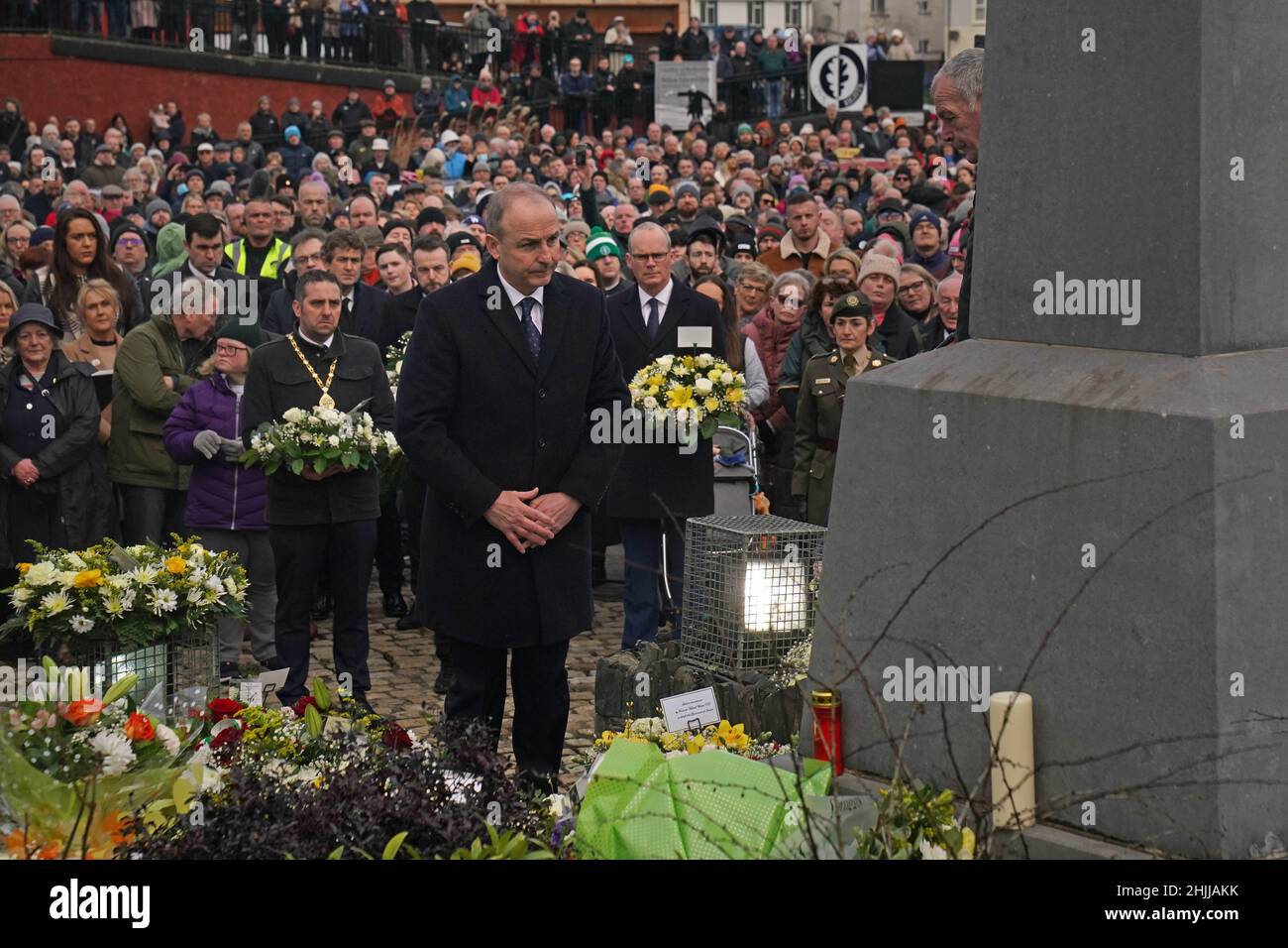 Ein Taoiseach Micheal Martin legt während einer Zeremonie im Bloody Sunday Memorial in Derry anlässlich des 50th. Jahrestages des Bloody Sunday einen Kranz nieder. Bilddatum: Sonntag, 30. Januar 2022. Stockfoto