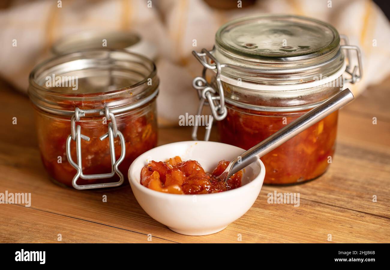 Köstliches, goldenes, hausgemachtes Mango Chutney Stockfoto