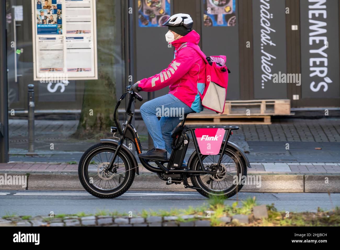 Fahrradkurier des Schnelllieferdienstes Flink, liefert Lebensmittel, in aktuell über 40 deutschen Städten, innerhalb von 10 Minuten, bestellt per App, arbeitet Stockfoto