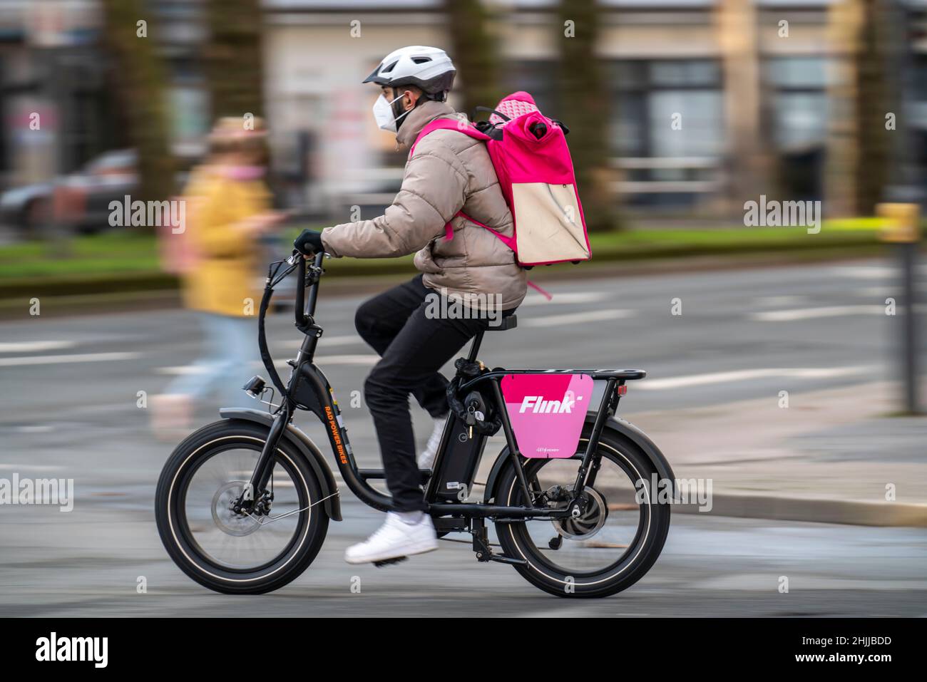 Fahrradkurier des Schnelllieferdienstes Flink, liefert Lebensmittel, in aktuell über 40 deutschen Städten, innerhalb von 10 Minuten, bestellt per App, arbeitet Stockfoto