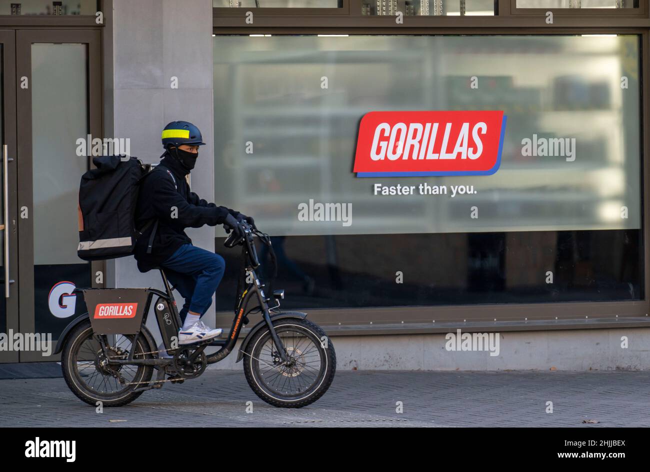 Fahrradkurier des Schnelllieferdienstes Gorillas, liefert Lebensmittel, in aktuell über 20 deutschen Städten, innerhalb von 10 Minuten, Bestellungen über eine App, B Stockfoto