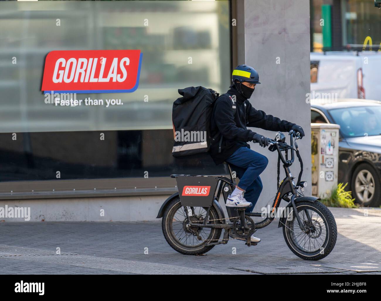 Fahrradkurier des Schnelllieferdienstes Gorillas, liefert Lebensmittel, in aktuell über 20 deutschen Städten, innerhalb von 10 Minuten, Bestellungen über eine App, B Stockfoto
