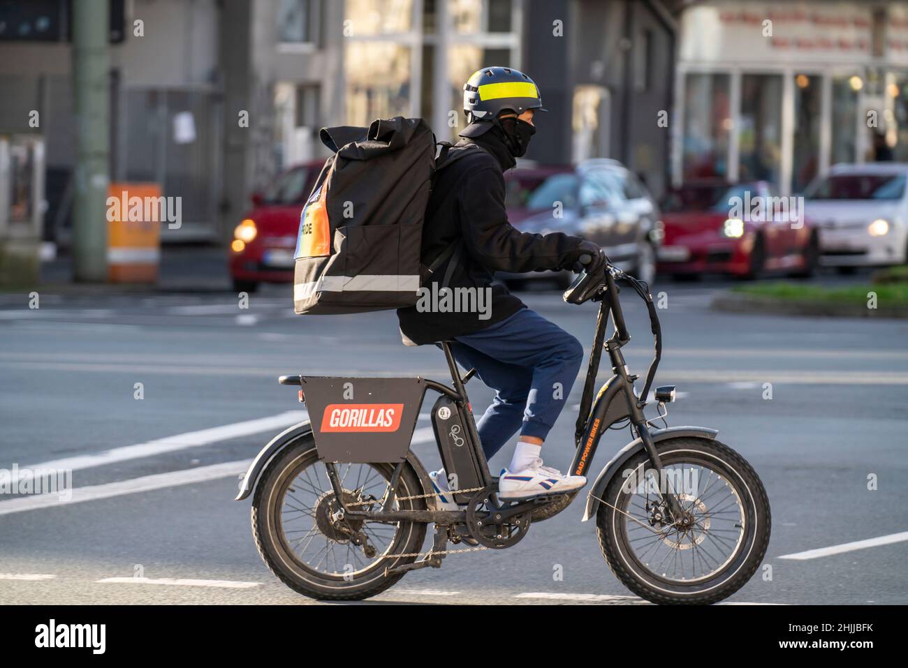 Fahrradkurier des Schnelllieferdienstes Gorillas, liefert Lebensmittel, in aktuell über 20 deutschen Städten, innerhalb von 10 Minuten, Bestellungen über eine App, B Stockfoto