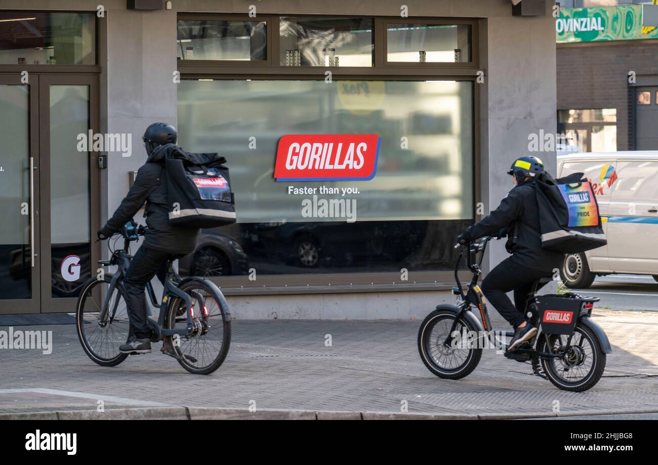 Fahrradkurier des Schnelllieferdienstes Gorillas, liefert Lebensmittel, in aktuell über 20 deutschen Städten, innerhalb von 10 Minuten, Bestellungen über eine App, B Stockfoto