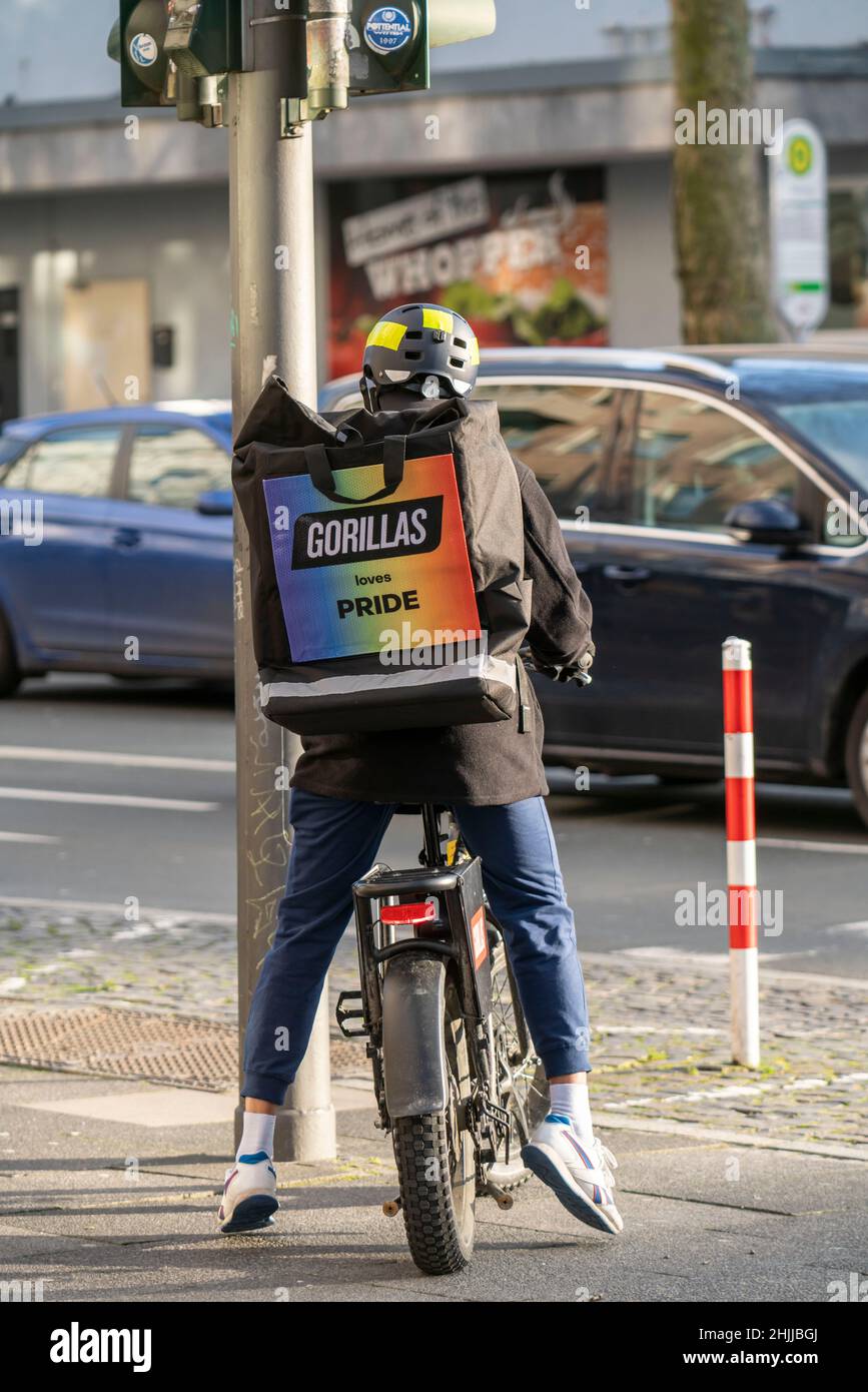 Fahrradkurier des Schnelllieferdienstes Gorillas, liefert Lebensmittel, in aktuell über 20 deutschen Städten, innerhalb von 10 Minuten, Bestellungen über eine App, B Stockfoto