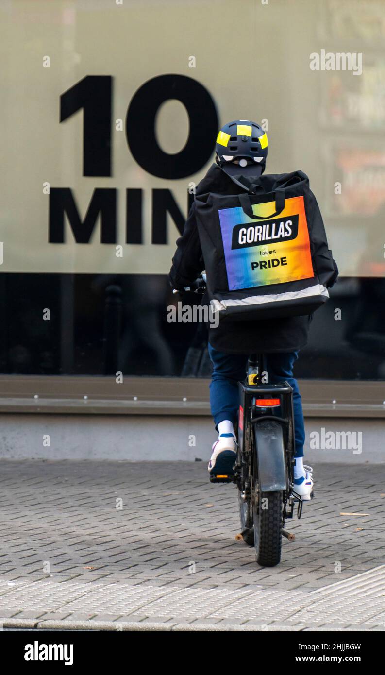 Fahrradkurier des Schnelllieferdienstes Gorillas, liefert Lebensmittel, in aktuell über 20 deutschen Städten, innerhalb von 10 Minuten, Bestellungen über eine App, B Stockfoto