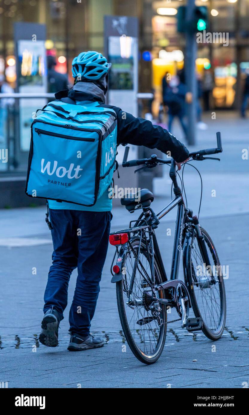 Fahrradkurier des Schnelllieferdienstes Wolt, liefert Lebensmittel, meist aus Fast-Food-Restaurants, Bestellungen über eine App, Bochum, NRW, Deutschland, Stockfoto
