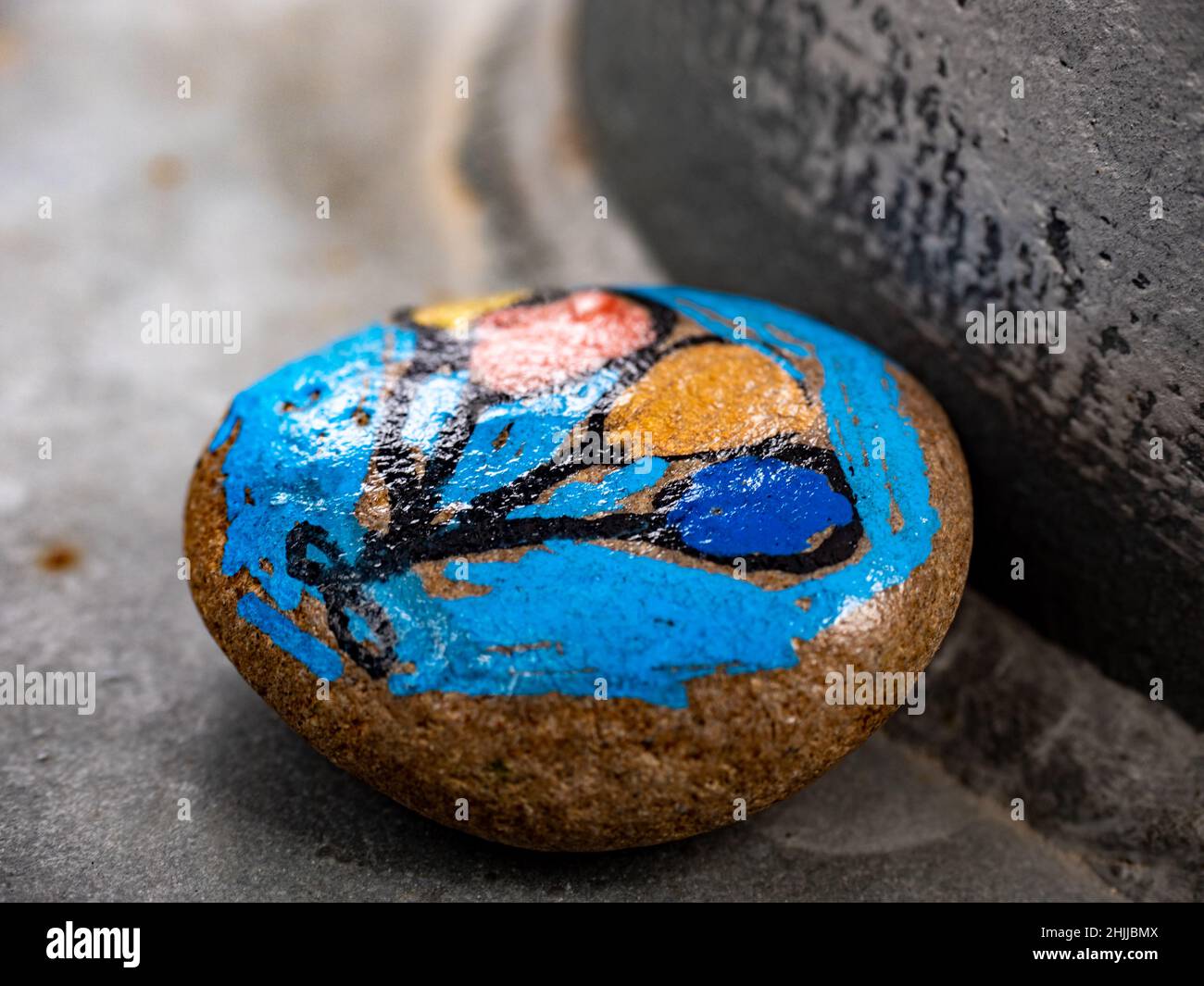Farbenfrohe Ballone. Handbemalter Spaßstein auf Aussichtsturm Treppenkonstruktion. Ziel für Familienausflüge. Viel Spaß. Stockfoto