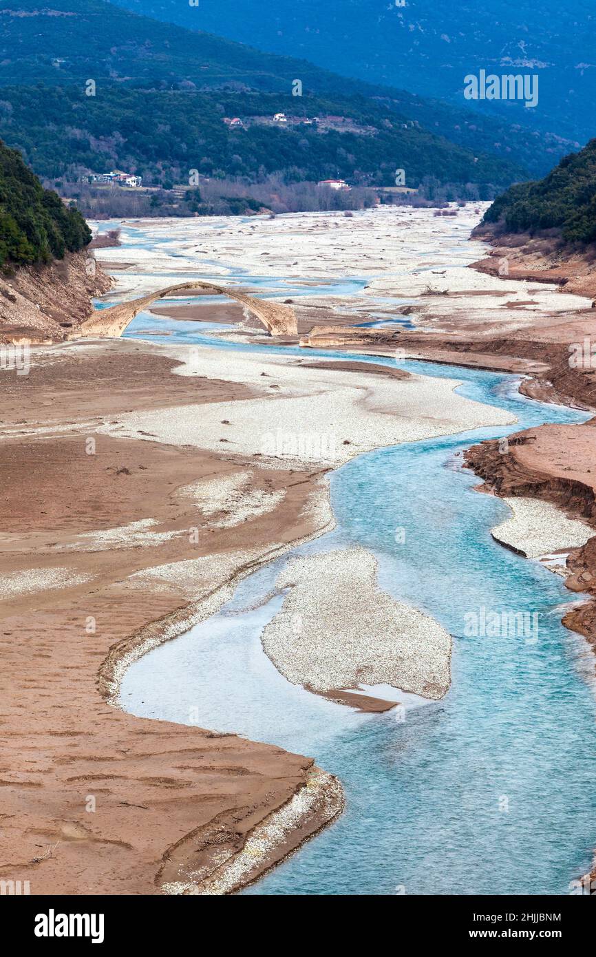 Winterlandschaft in der Bergregion Agrafa, in Zentralgriechenland, Europa. Dort kann man die Steinbrücke von Manolis sehen, die etwa 300 Jahre alt ist. Stockfoto