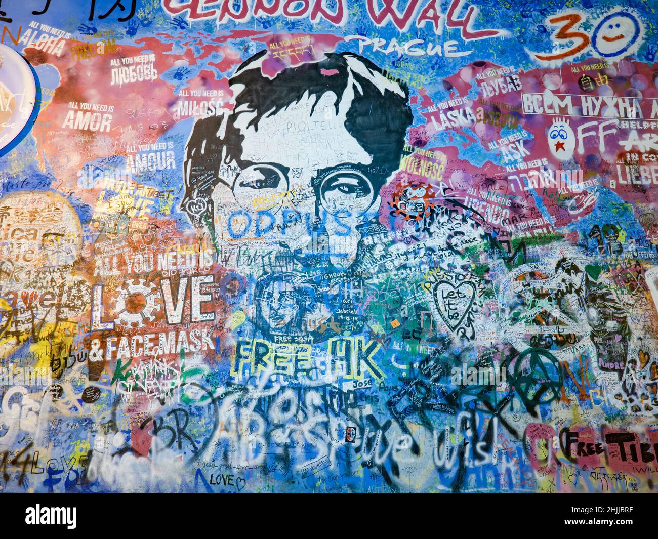 11th vom Dezember 2021. Berühmte John-Lennon-Mauer in Prag, Tschechische Republik bei Nacht. Beliebter Ort in Erinnerung an John Lennon. Stockfoto