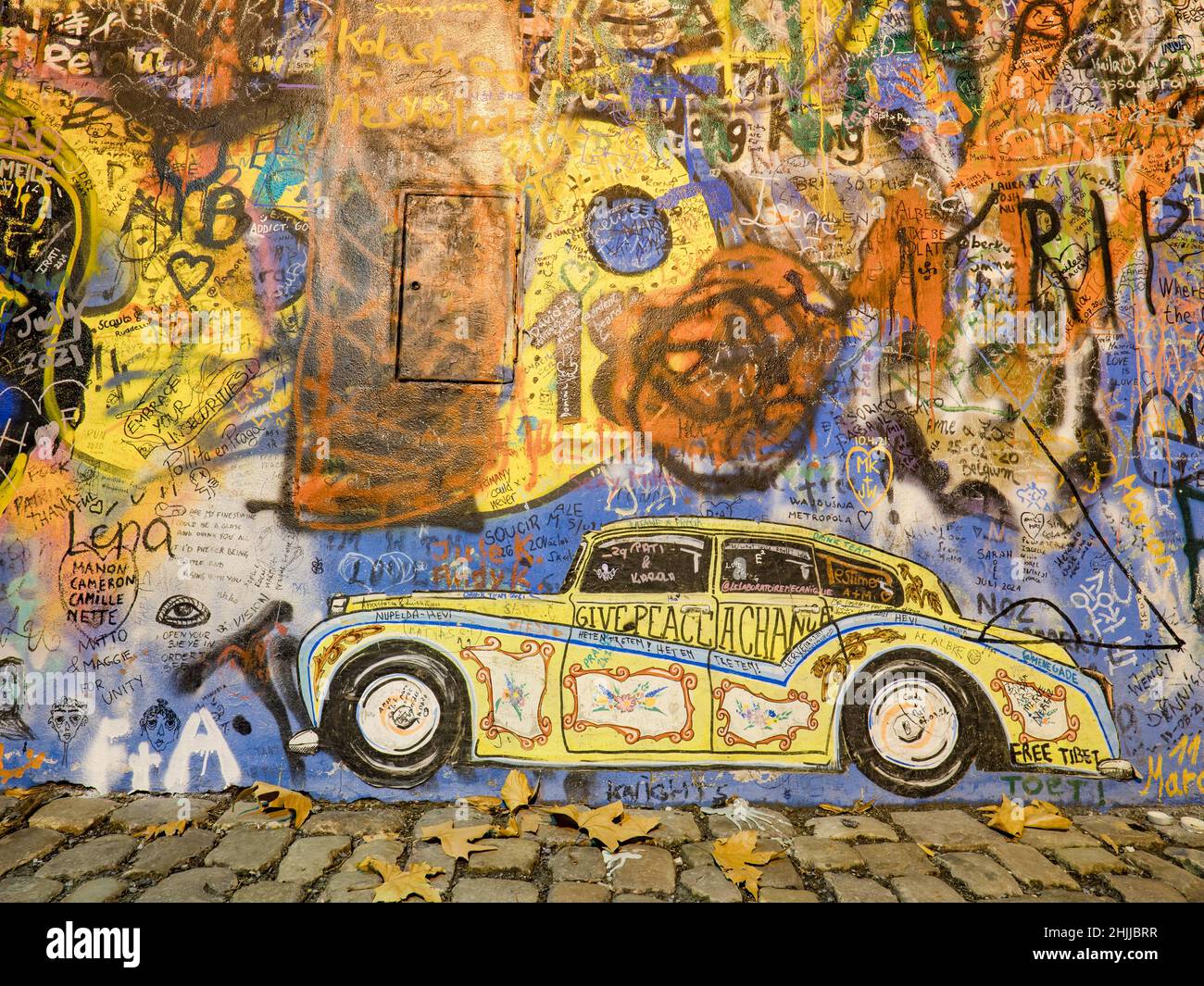 11th vom Dezember 2021. Berühmte John-Lennon-Mauer in Prag, Tschechische Republik bei Nacht. Beliebter Ort in Erinnerung an John Lennon. Stockfoto