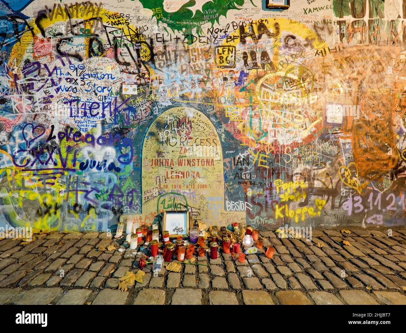 11th vom Dezember 2021. Berühmte John-Lennon-Mauer in Prag, Tschechische Republik bei Nacht. Beliebter Ort in Erinnerung an John Lennon. Stockfoto