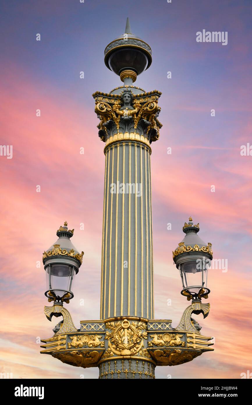 Schöne und monumentale verzierte Säule mit Laternen auf dem Place de la Concorde in Paris, Frankreich Stockfoto