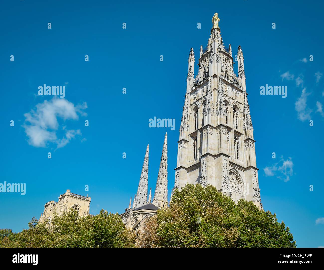 Alte Kathedrale von Bordeaux Turm gegen den blauen Himmel Stockfoto