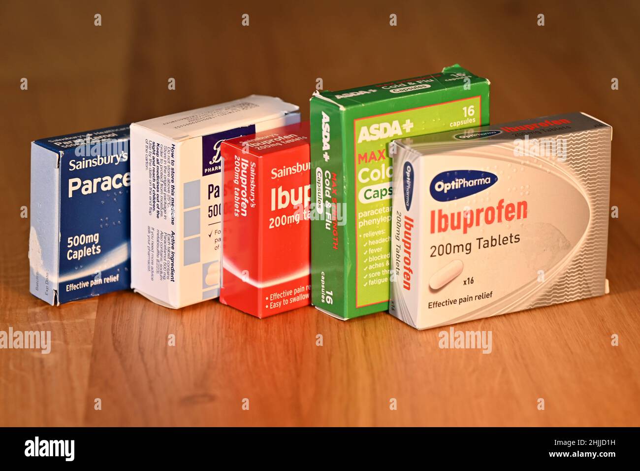 Rezeptfreie Schmerzlinderung verschiedener Marken. London. VEREINIGTES KÖNIGREICH. Januar 2022. Stockfoto