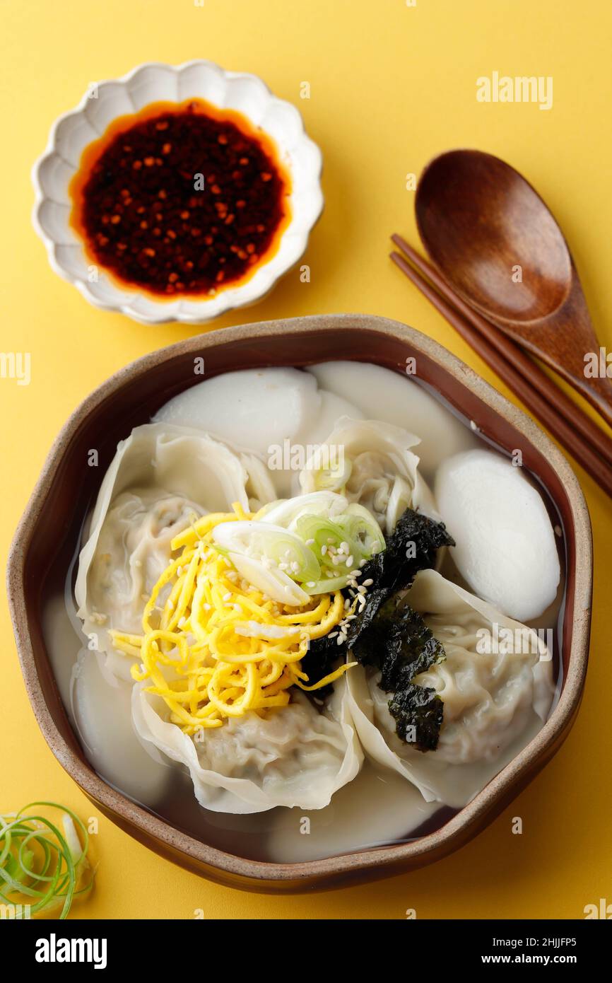 Mandu Guk Jeongol, traditioneller koreanischer Eintopf mit Dumpling, in der Regel Schweinefleisch oder Fleischmischung mit geschnittenem Reiskuchen. Essen Sie beim Seollal Festival Stockfoto
