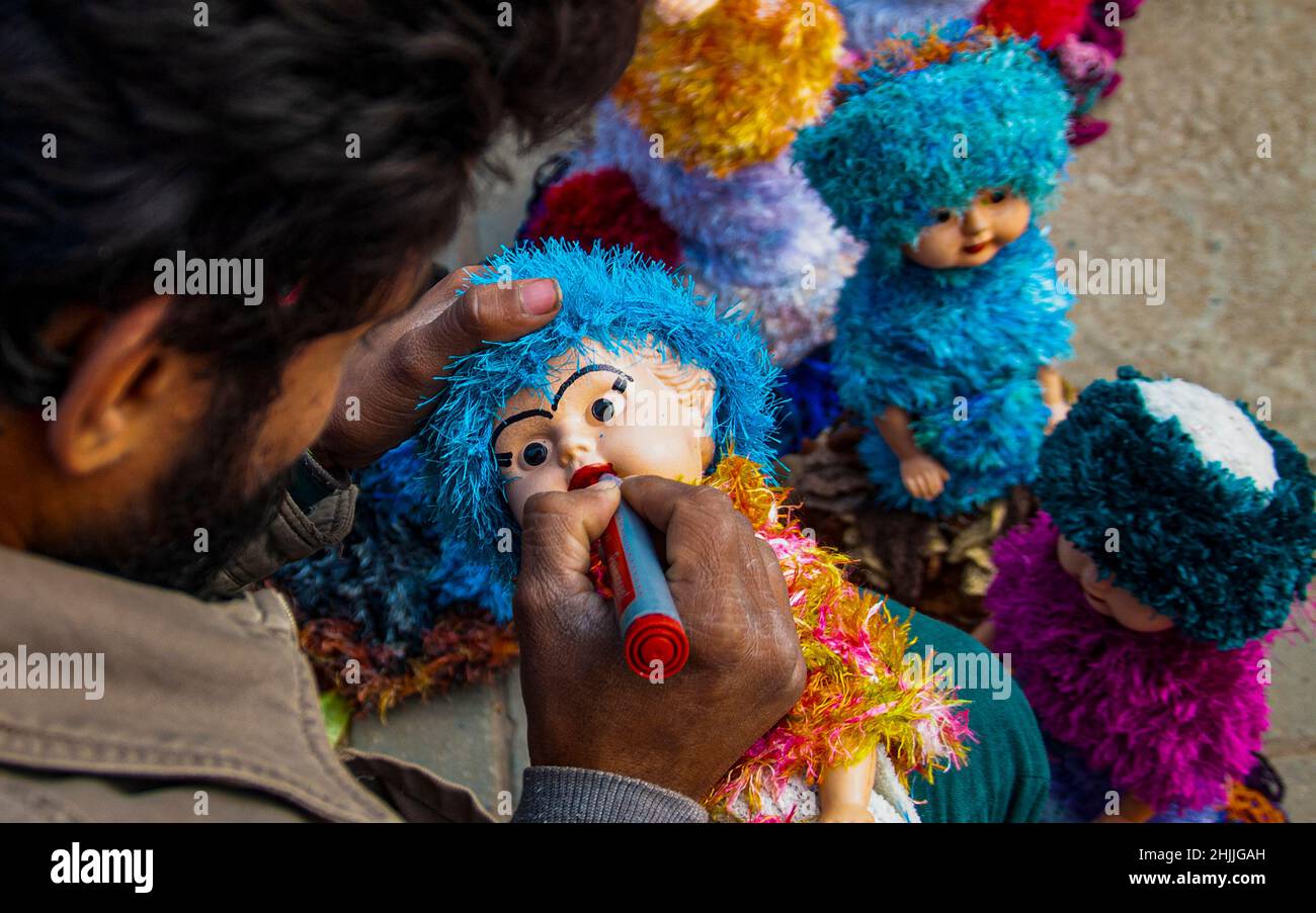 Rawalpindi, Pakistan ein Handwerker macht eine wunderschöne Puppe Stockfoto