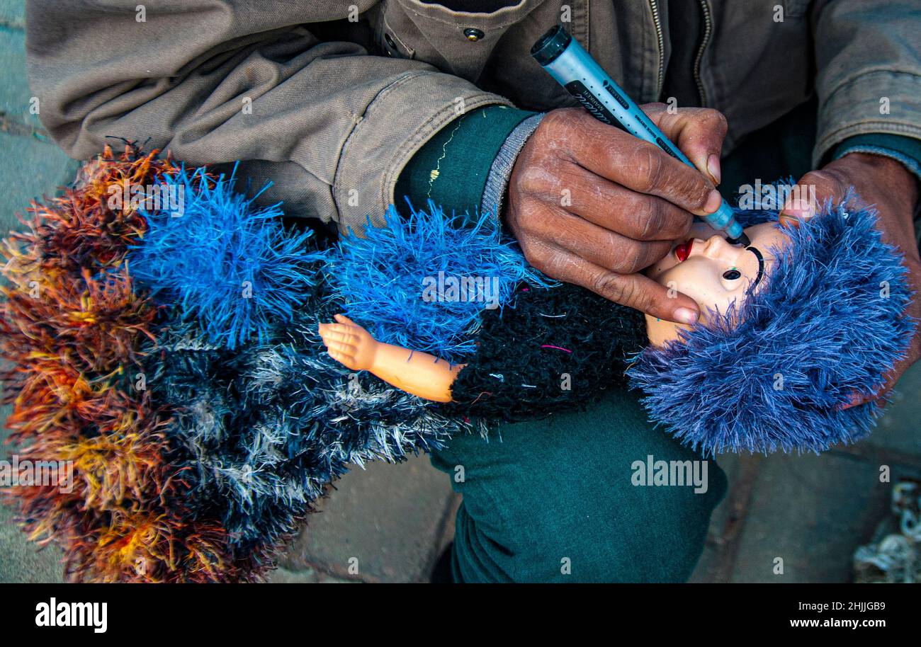 Rawalpindi, Pakistan ein Handwerker macht eine wunderschöne Puppe Stockfoto