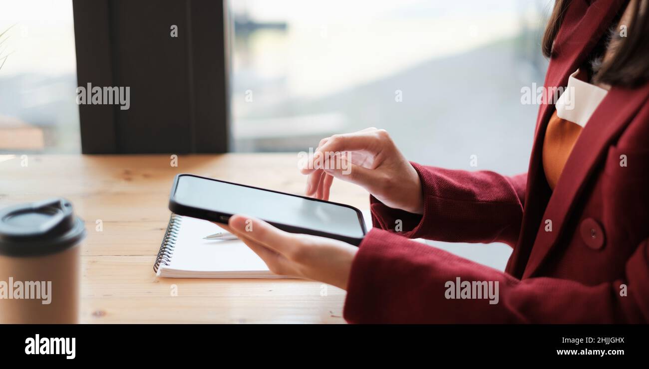 Eine Geschäftsfrau vervollständigt KYC mithilfe eines Online-Banking-Programms, um ein digitales Sparkonto zu eröffnen. Die Definition von Cyber-Sicherheit. Stockfoto