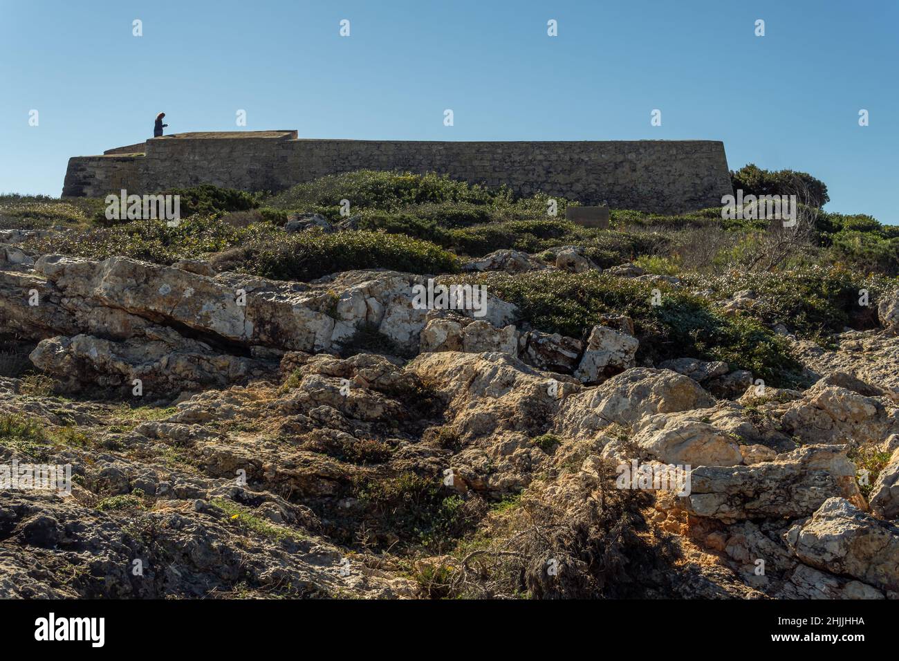 Altes Militärgebäude an der mallorquinischen Küste in der Stadt Cala d'Or, Es Forti. An einem sonnigen Morgen Stockfoto