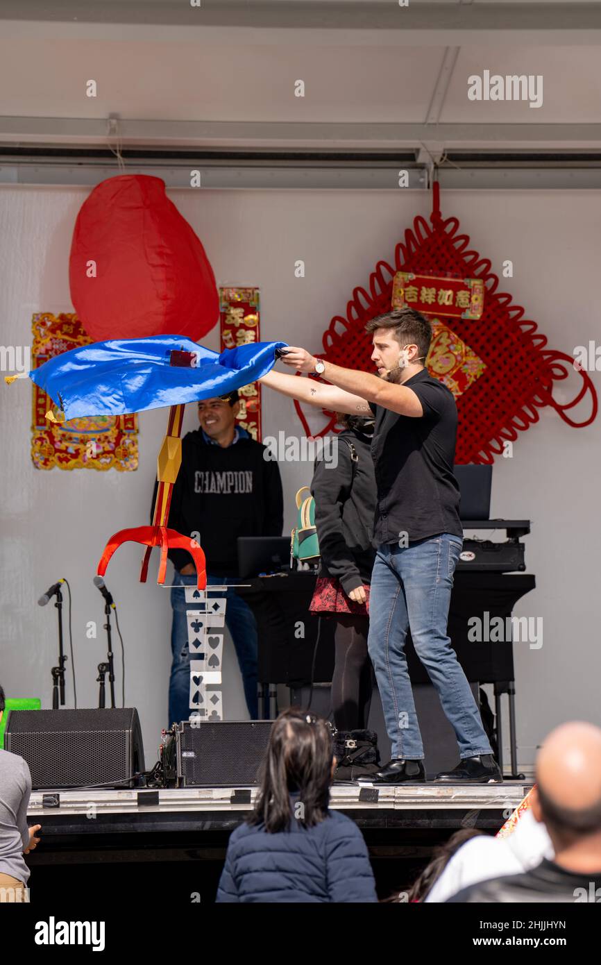 Magier beim North Miami Beach Chinese Festival mit einem Levitationstrick Stockfoto