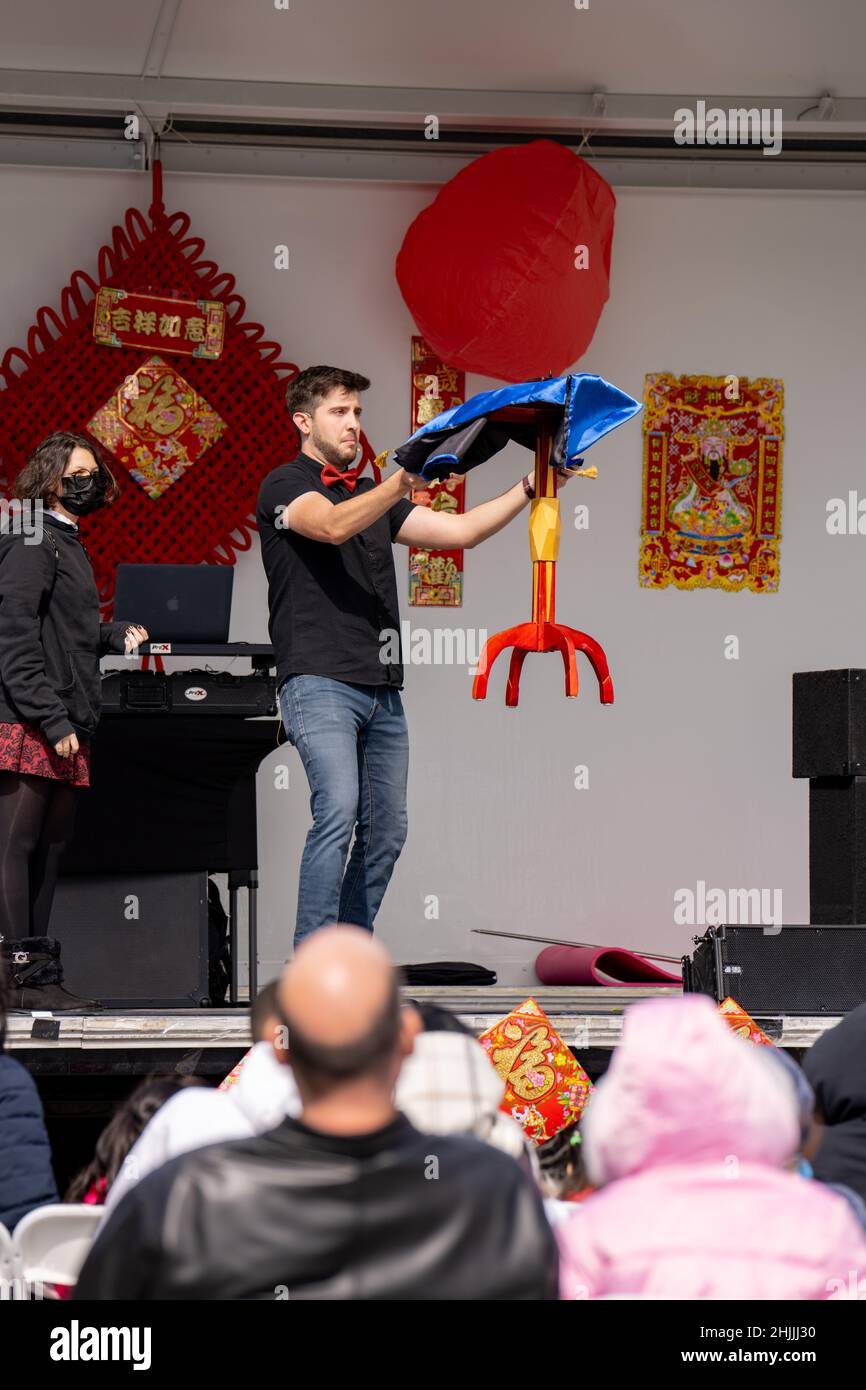 Magier beim North Miami Beach Chinese Festival mit einem Levitationstrick Stockfoto