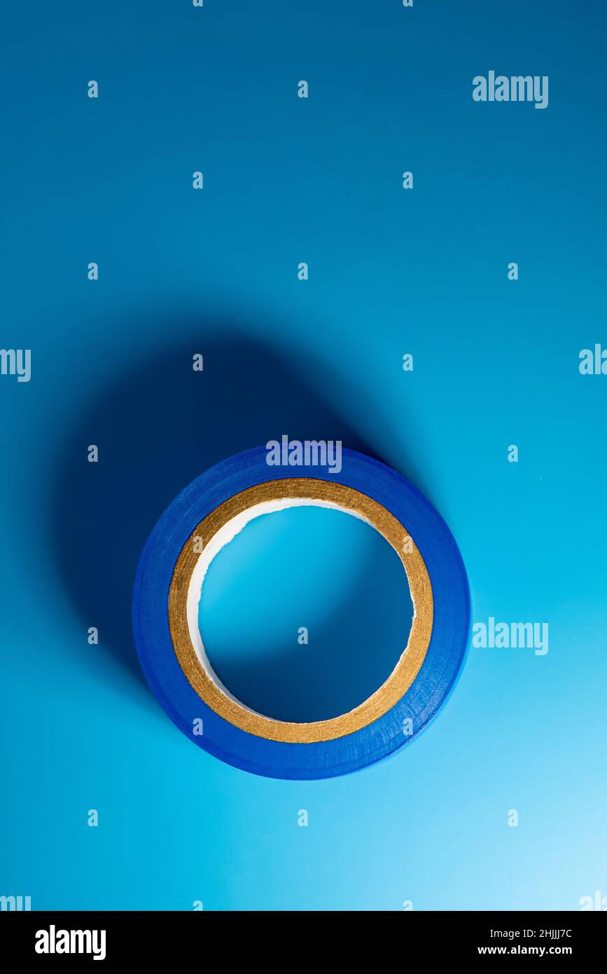Blaues Isolierband liegt auf blauem Hintergrund. Hintergrund für das Design. Stockfoto