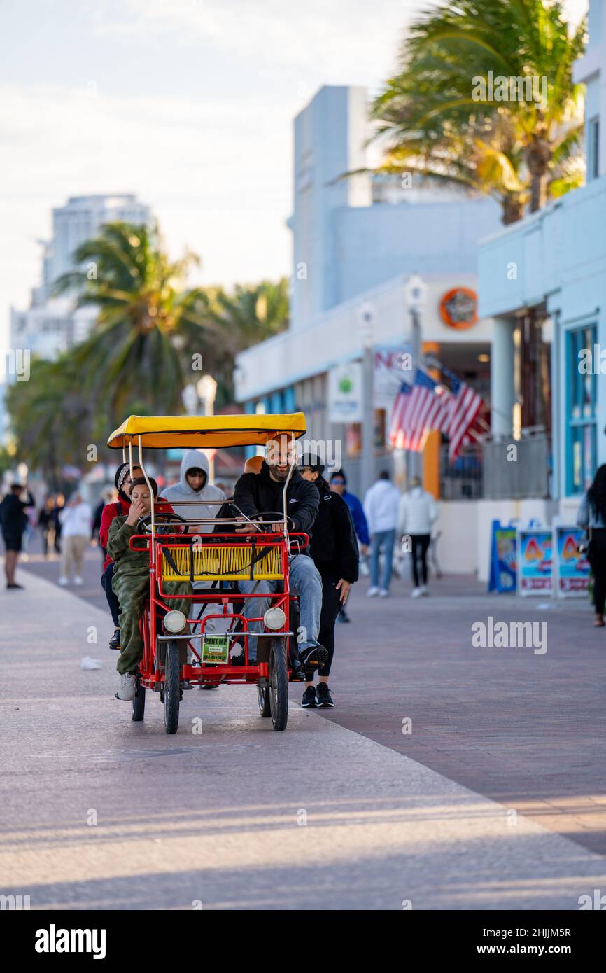 Hollywood, FL, USA - 29. Januar 2022: Familienfahrt auf einem surrey Bike mit vier Rädern Stockfoto