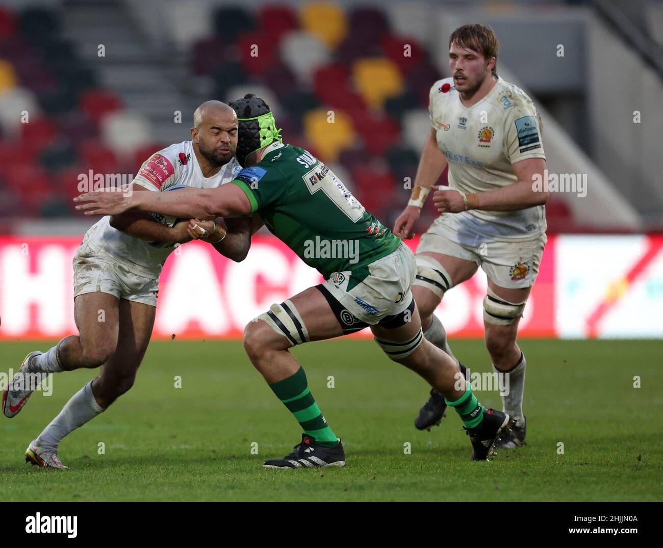 Tom O'Flaherty von Exeter Chiefs (links) wird vom Londoner Iren Rob Simmons während des Spiels der Gallagher Premiership im Brentford Community Stadium, London, angegangen. Bilddatum: Samstag, 29. Januar 2022. Stockfoto