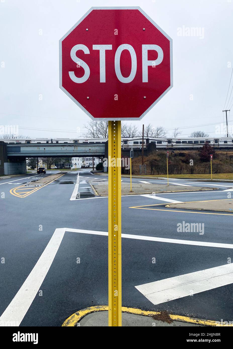 Rotes Stoppschild an der aktiven Kreuzung mit Zugstrang im Hintergrund Stockfoto