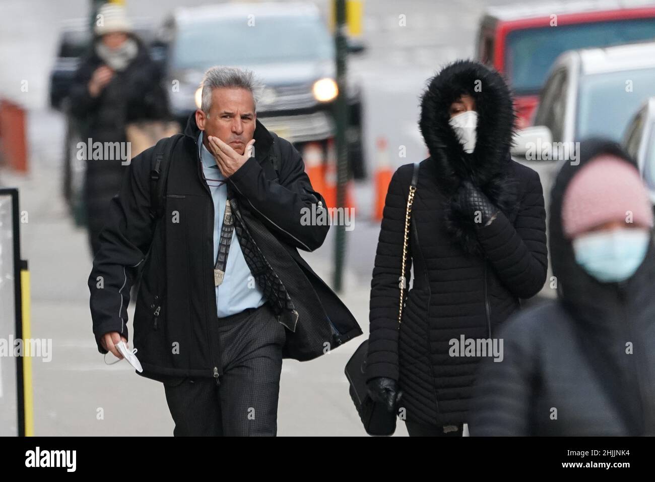 New York, New York, USA. 21st Januar 2022. Dr. SETH FISHMAN und seine Frau Hanna kommen am 21. Januar 2022 in New York zum US-Gerichtsgebäude von Daniel Patrick Moynihan für ein Bundespferdoping. (Bild: © Bryan Smith/ZUMA Press Wire) Stockfoto